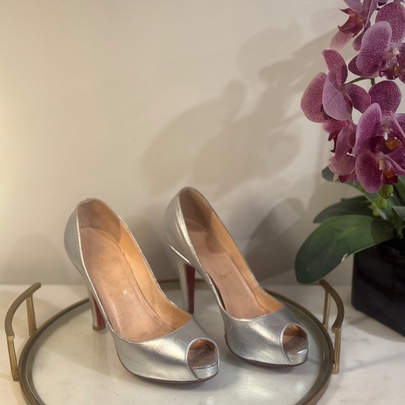 Christian Louboutin Roxanne Silver Metallic Stiletto Peep Toe Pump - Picture 1 of 2